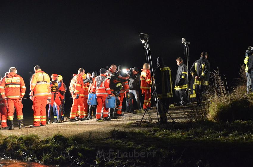 Einsatz BF Koeln PKW im Rhein Mondorf Hersel P139.JPG